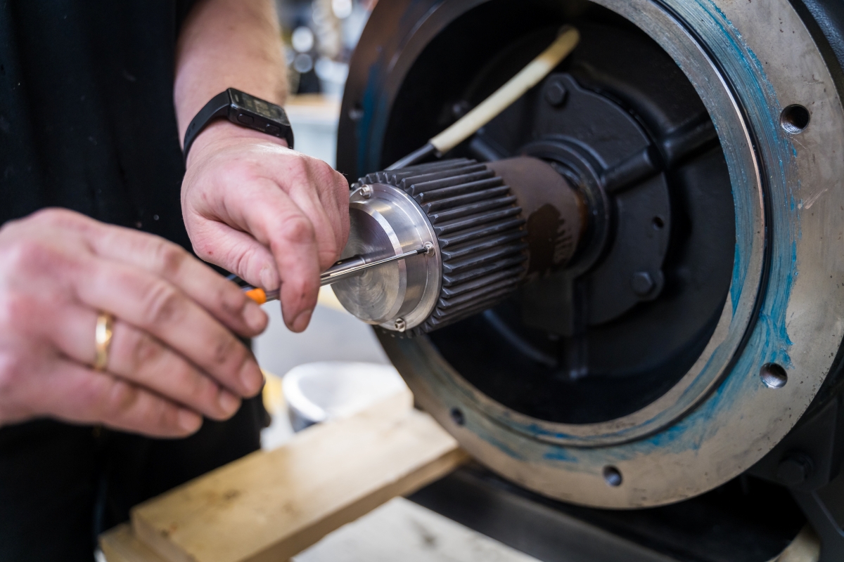 Custom Technical Modification & Testing Center for Hoyer Motors